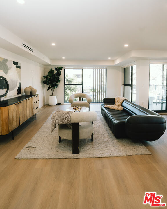 Building Photo - 350 N Palm Dr