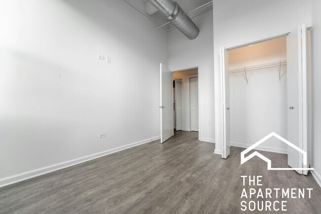 Building Photo - 932 W Dakin St