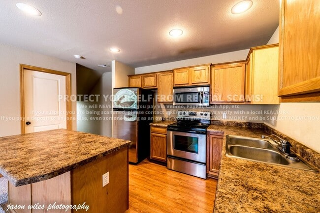 Building Photo - 2828 W Hillshire Dr