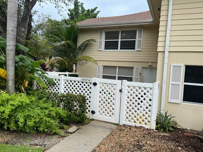 Building Photo - 8137 Bridgewater Ct