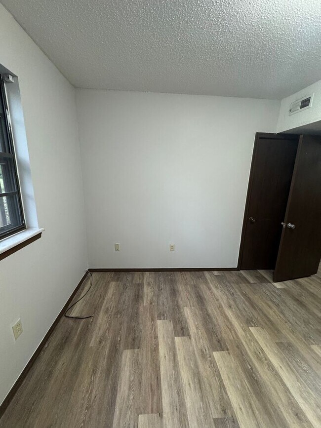 Building Photo - 2008 Juniper Dr