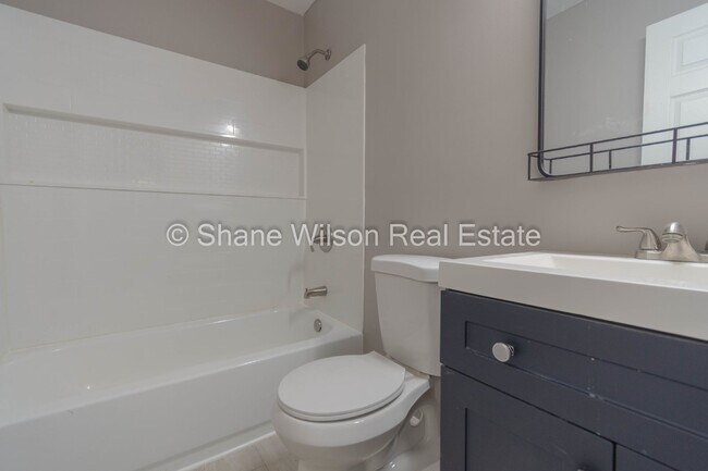Building Photo - Remodeled 2BR/ 1 BA home ready for easy li...