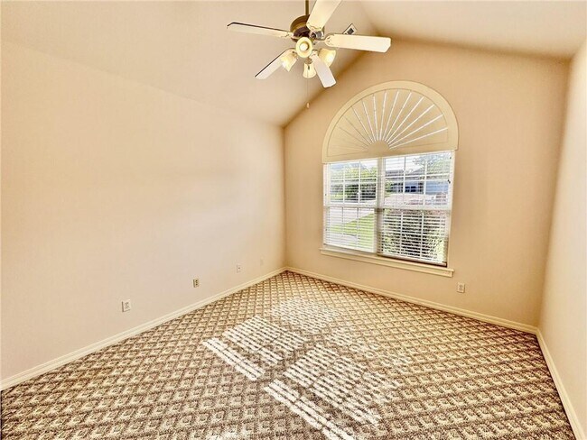 Building Photo - 602 SE Cambridge Pl