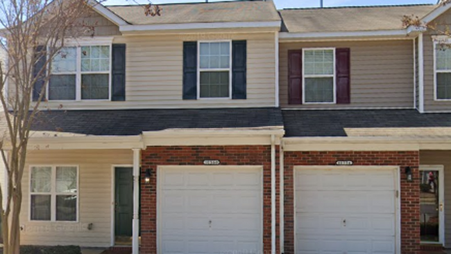 Building Photo - Townhome In University Area