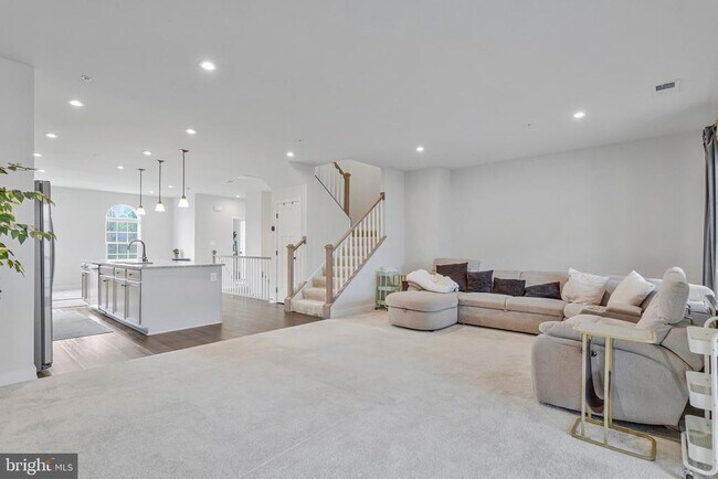 Building Photo - 10910 Presidential Pkwy