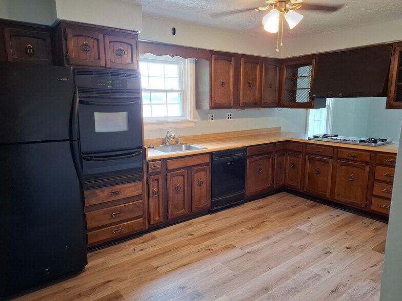 Kitchen - 442 E Columbia Ave