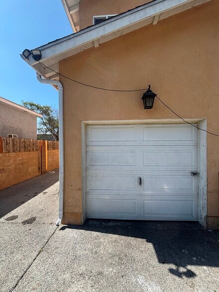 Building Photo - 1685 E 110th St
