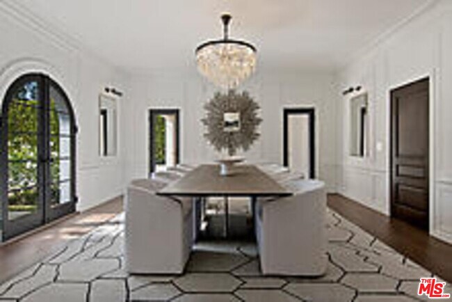 Building Photo - 704 N Palm Dr