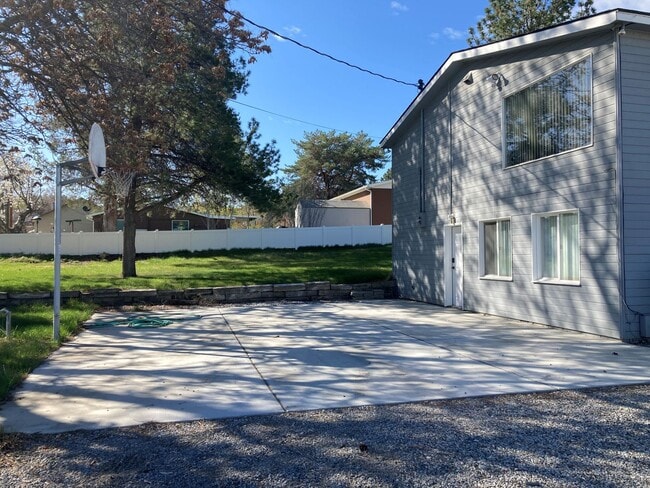Building Photo - 700 S 46th Ave