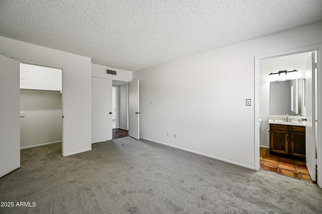 Building Photo - 1252 E El Parque Dr