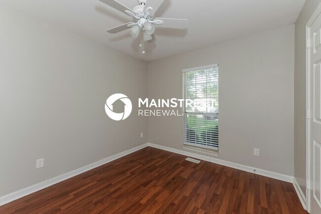 Building Photo - 4 Bedroom Pet-Friendly Home in Hendersonville, TN with Main Street Renewal