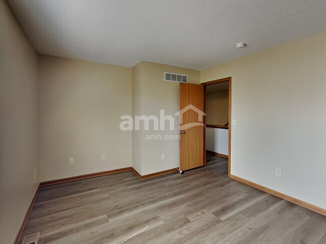 Building Photo - 180 Shaleridge Dr