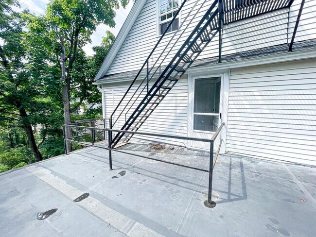 Building Photo - 705 E Seneca St