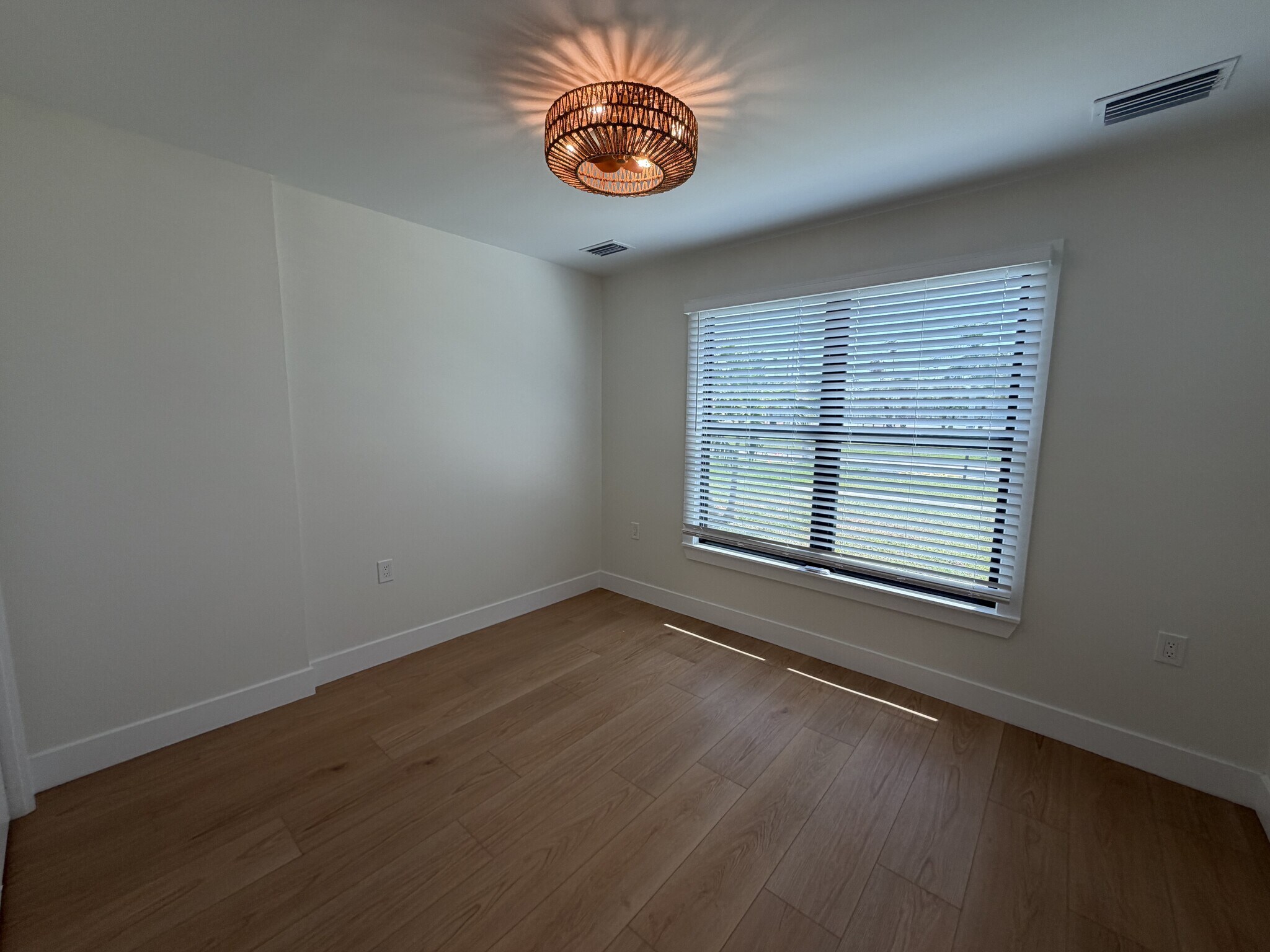 Building Photo - 2 Bed/1 Bath - Unit 2