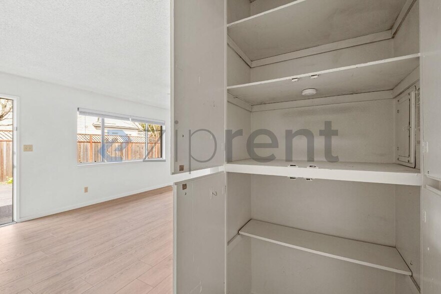 Building Photo - 12 Post St