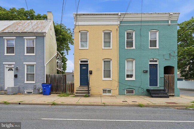 Building Photo - 403 W South St