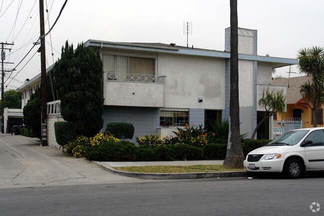 Building Photo - 912 E La Brea Dr