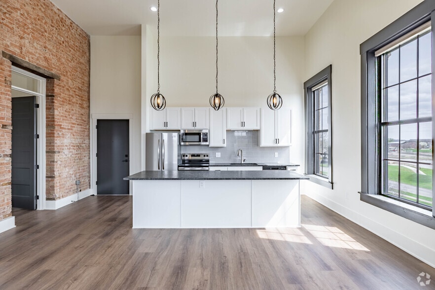 1BR, 1BA - 1,000SF - Kitchen - Hamilton Riverfront