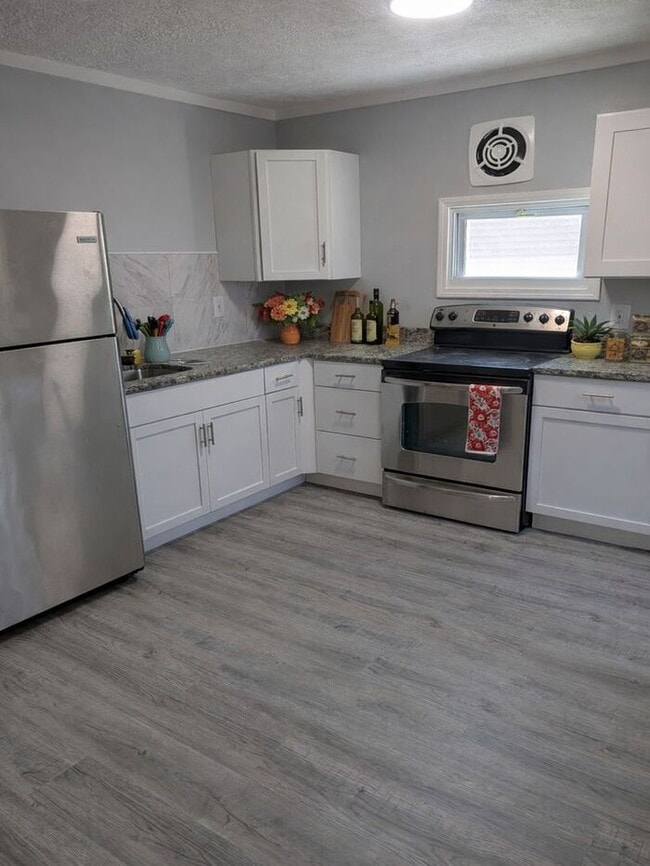 Building Photo - Spacious 5BR 2BA SFR w/ In-Unit W/D • Off Street Parking in Euclid