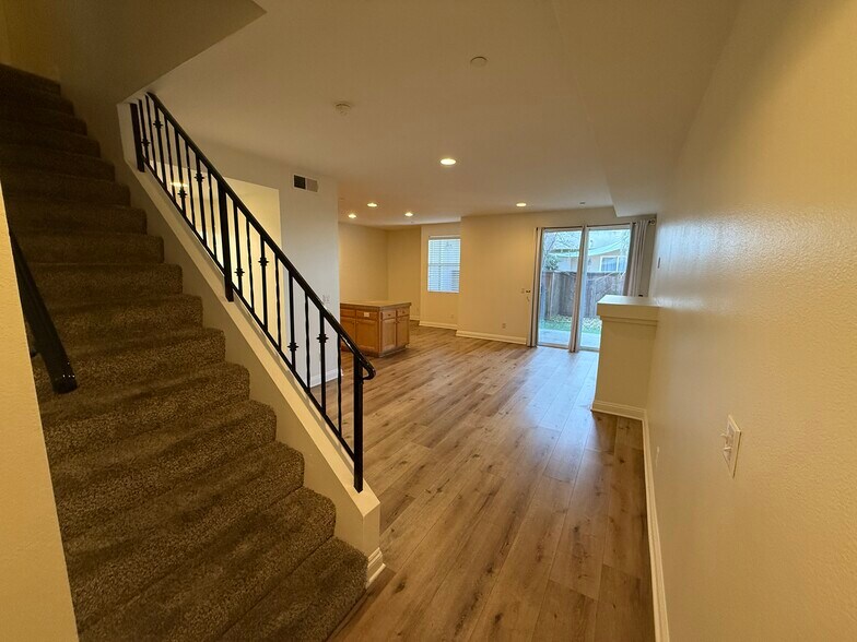 Building Photo - 7132 Farralone Ave