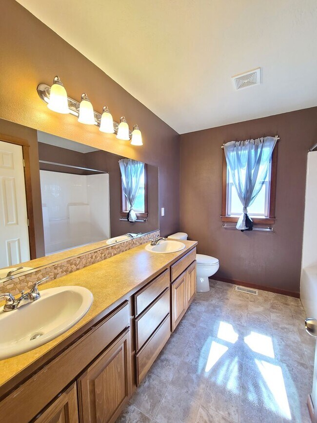 Building Photo - $2,200 -  3 Bed / 2.5 Bath Beautiful Spokane Valley House