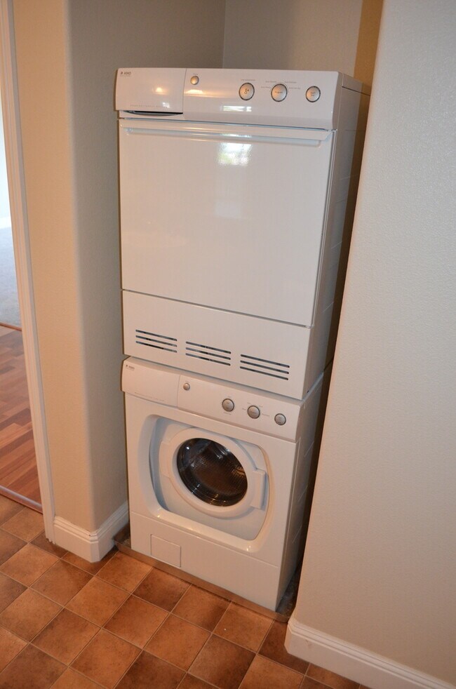 Building Photo - Ultra High End Apartment