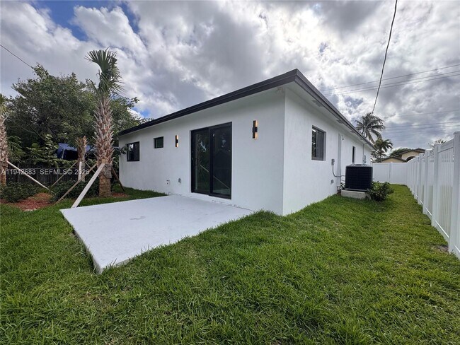 Building Photo - 2430 NW 22nd Rd