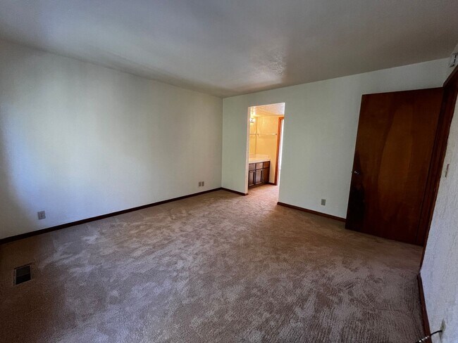 Building Photo - Charming Santa Cruz Townhouse: 3 Beds, 2.5...