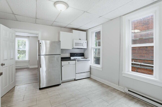 Building Photo - Welcome home to this newly renovated 2 bedroom top floor apartment
