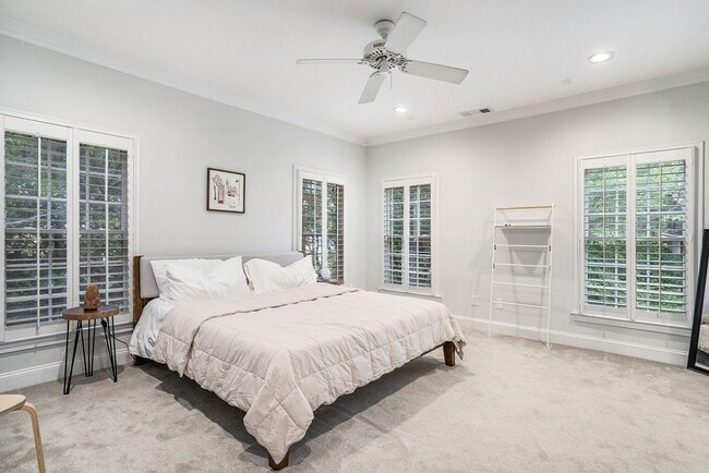 Building Photo - Luxury Townhome Where Midtown Meets Buckhead