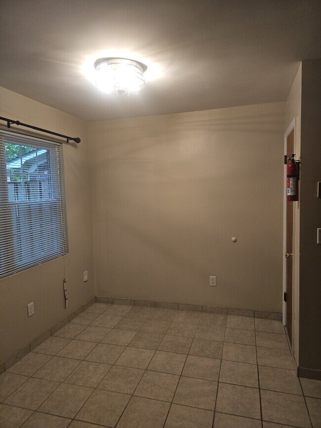 Building Photo - "Charming 2-Bed Townhouse Retreat on Fleming Road – Spacious Comfort in Charleston!"