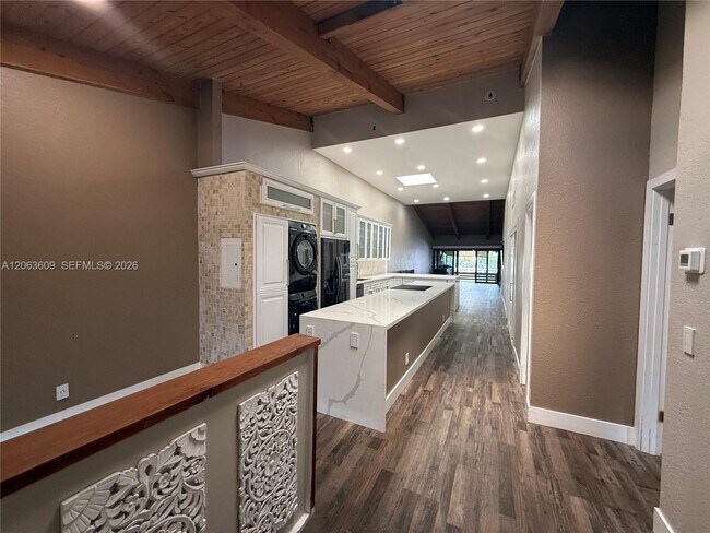Building Photo - 2645 Parkview Dr S