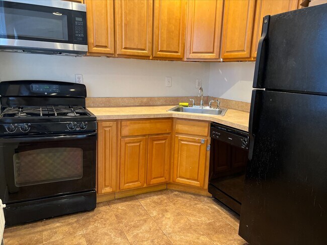 Kitchen - Appliances - 158 W Cheltenham Ave