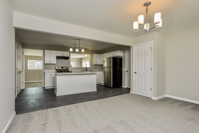 Building Photo - Fantastic 3bd/2ba home! Coming soon!