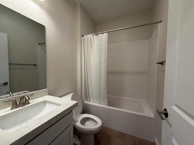 Building Photo - GORGEOUS 4 BED 3 BATH 2 CAR GARAGE SINGLE FAMILY HOME W/ LOFT, VAULTED ENTRYWAY, BACKYARD, AND BE...