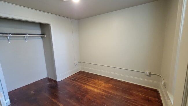 Building Photo - 3 bed 1.5 bath duplex Close to UWEC!
