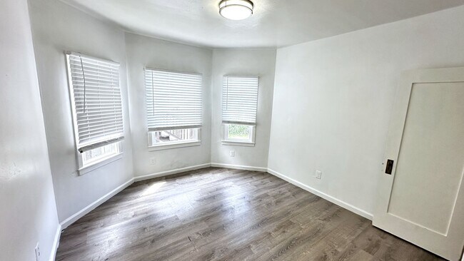 Building Photo - 1321