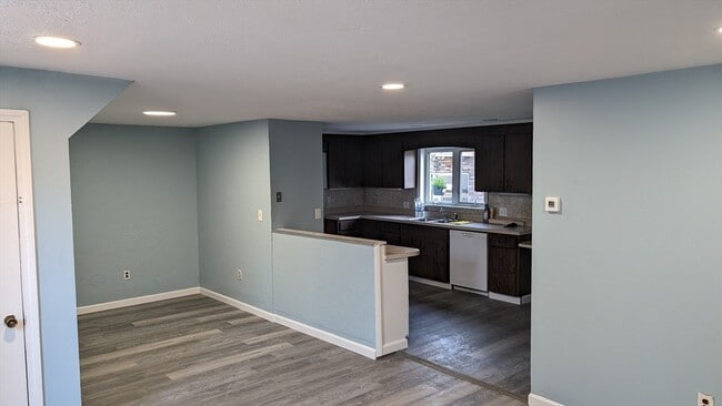 Building Photo - 716 Main St