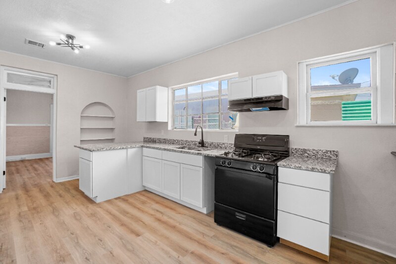 Building Photo - 2611 Pershing Dr