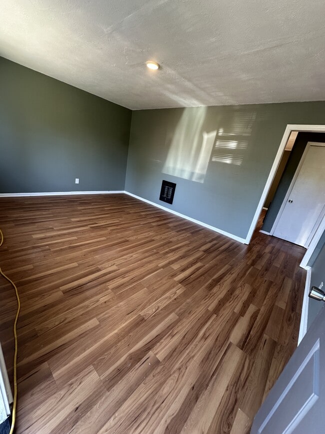 Building Photo - 114 Jelk St