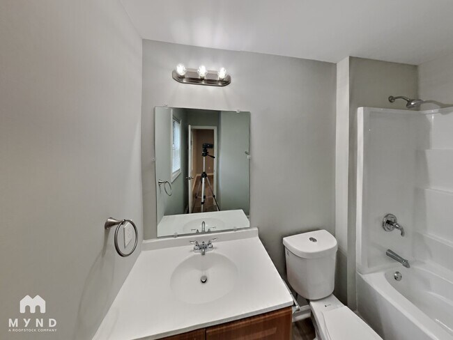 Building Photo - 204 Dovewood Ln