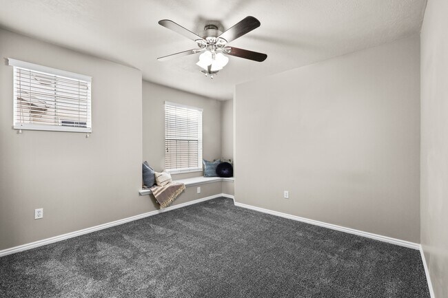 Building Photo - 452 N Kent Ln