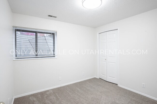 Building Photo - 1160 E 40 N St