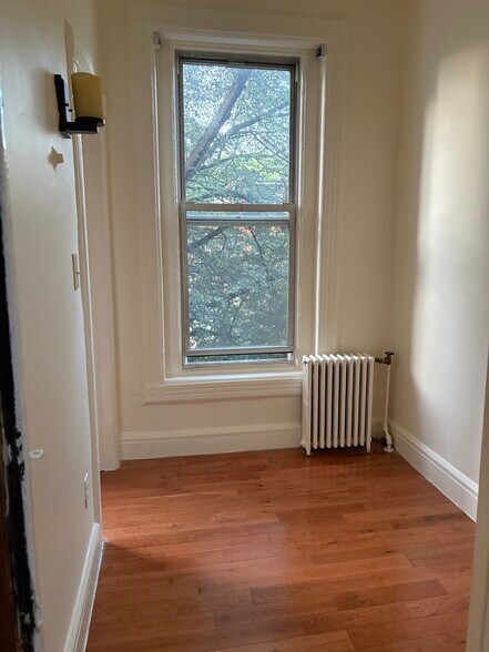 Building Photo - 304 6th St