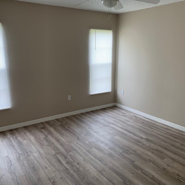 Building Photo - SHARP 4/2/2 SPRING HILL