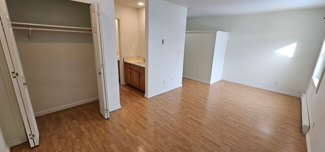 Building Photo - Newly Renovated 3Bed 1.5 Bath House Availa...