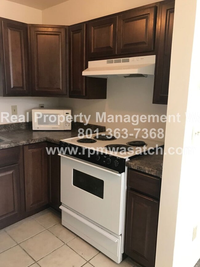 Building Photo - Check out This Cute 2 Bedroom 1 Bath SLC Condo!