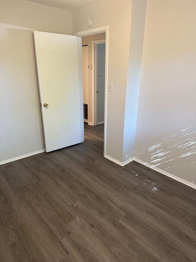 Building Photo - 3622 S Lakewood Dr