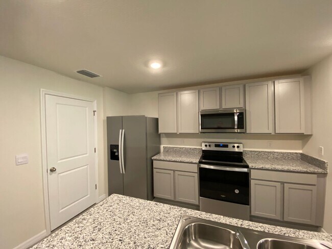 Building Photo - Desirable SE Ocala Neighborhood - Deer Path - 3/2/2 *Won't Last*