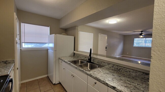Building Photo - MOVE IN SPECIAL $500 OFF THE FIRST MONTH RENT-Spacious 1 Bedroom Apartment in Balcones Heights